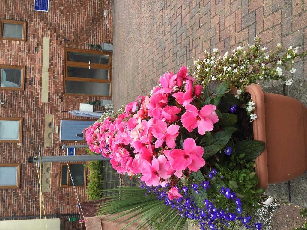 Tower House Executive Guest House Pontefract Eksteriør billede